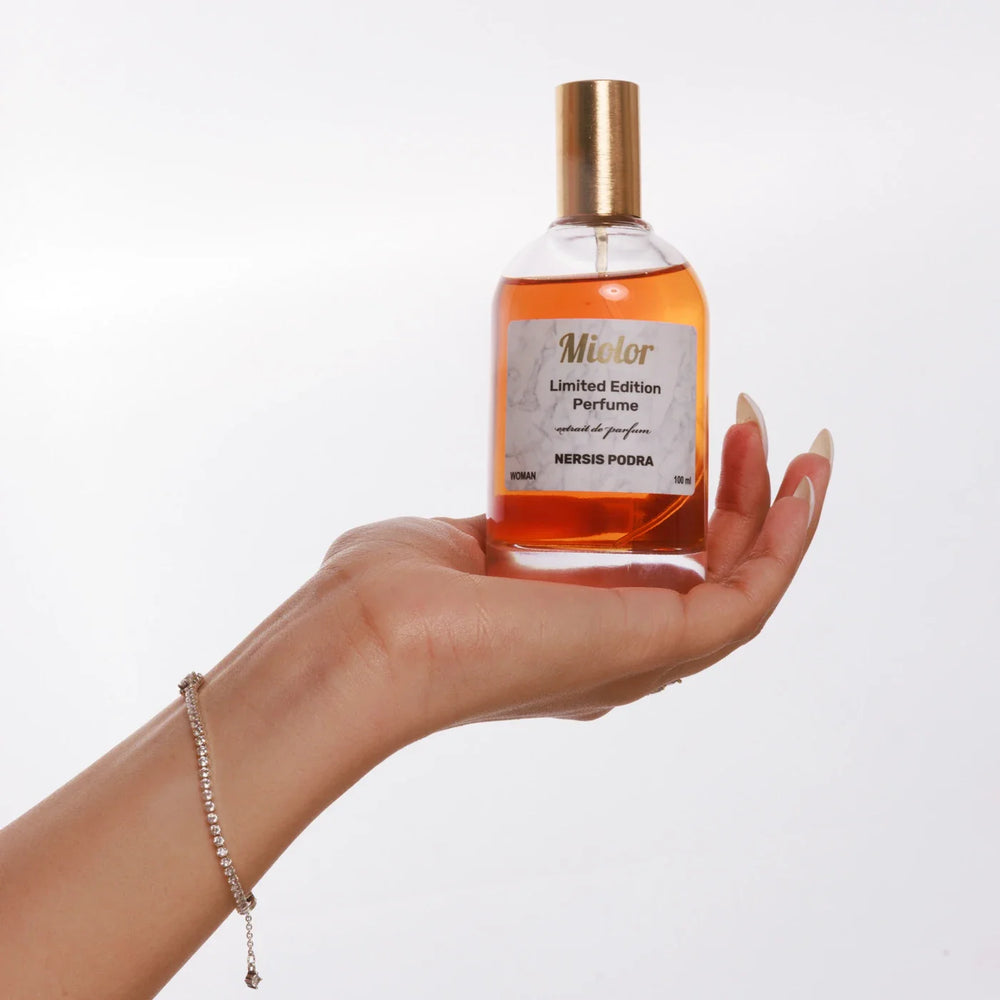 מריחת הבושם על העור